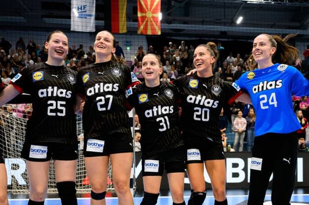 Gummersbach: Handball Frauen EM-Qualifikation, Deutschland - Nordmazedonien v.li. Luisa Scherer (Deutschland), Julia Maidhof (Deutschland), Alexia Hauf (Deutschland), Emily Vogel (Deutschland), Torhueterin Sarah Wachter (Deutschland) Schlussjubel Schlußjubel Emotion Freude Gummersbach Schwalbe Arena Deutschland