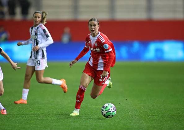 Fussball, Frauen, Frauen Champions League, 2.Spieltag, Saison 2025 2026, FC Bayern München - Juventus Turin, Campus Klara Bühl Buehl (FC Bayern München) mit Ball