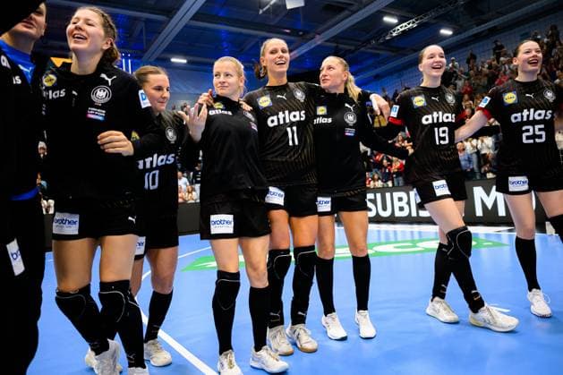 Gummersbach: Handball Frauen EM-Qualifikation, Deutschland - Nordmazedonien die Mannschaft von Deutschland, Schlussjubel Schlußjubel Emotion Freude Gummersbach Schwalbe Arena Deutschland