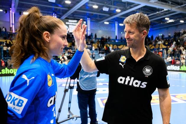 Gummersbach: Handball Frauen EM-Qualifikation, Deutschland - Nordmazedonien Torhueterin Sarah Wachter (Deutschland), Trainer Markus Gaugisch (Deutschland) Gummersbach Schwalbe Arena Deutschland