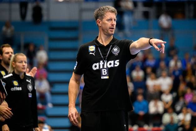 Gummersbach: Handball Frauen EM-Qualifikation, Deutschland - Nordmazedonien Trainer Markus Gaugisch (Deutschland) Gestik Geste gestikuliert Gummersbach Schwalbe Arena Deutschland