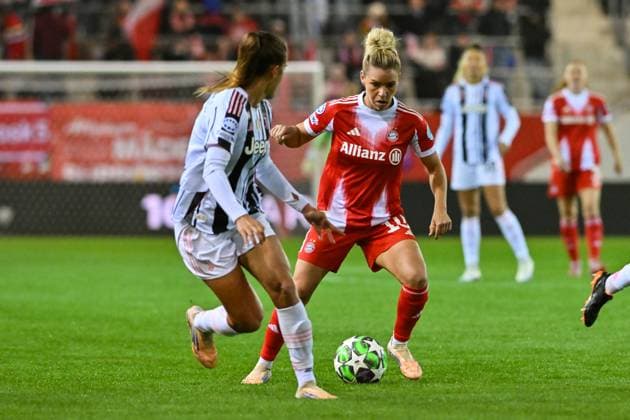 UEFA Womens s Champions League; FC Bayern Munich - Juventus Turin; 16.10.2025 MUNICH, GERMANY - OCTOBER 16: Estela CARBONELL (Juventus Turin 3) against Linda DALLMANN (FC Bayern Munich 10) during the UWCL match between FC Bayern Munich vs. Juventus FC on matchday 2 at FC Bayern Campus on October 16, 2025 in Munich, Germany Copyright: xBEAUTIFULxSPORTS Goldbergx