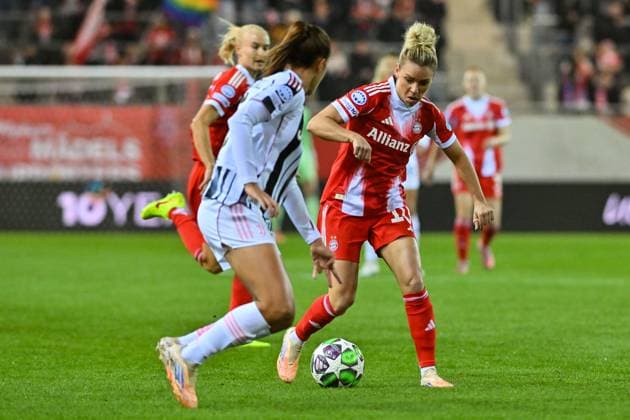 UEFA Womens s Champions League; FC Bayern Munich - Juventus Turin; 16.10.2025 MUNICH, GERMANY - OCTOBER 16: Estela CARBONELL (Juventus Turin 3) against Linda DALLMANN (FC Bayern Munich 10) during the UWCL match between FC Bayern Munich vs. Juventus FC on matchday 2 at FC Bayern Campus on October 16, 2025 in Munich, Germany Copyright: xBEAUTIFULxSPORTS Goldbergx