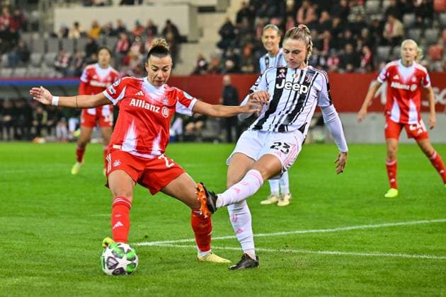 UEFA Womens s Champions League; FC Bayern Munich - Juventus Turin; 16.10.2025 MUNICH, GERMANY - OCTOBER 16: Natalia PADILLA-BIDAS (FC Bayern Munich 23) against Cecilia SALVAI (Juventus Turin 23) during the UWCL match between FC Bayern Munich vs. Juventus FC on matchday 2 at FC Bayern Campus on October 16, 2025 in Munich, Germany Copyright: xBEAUTIFULxSPORTS Goldbergx