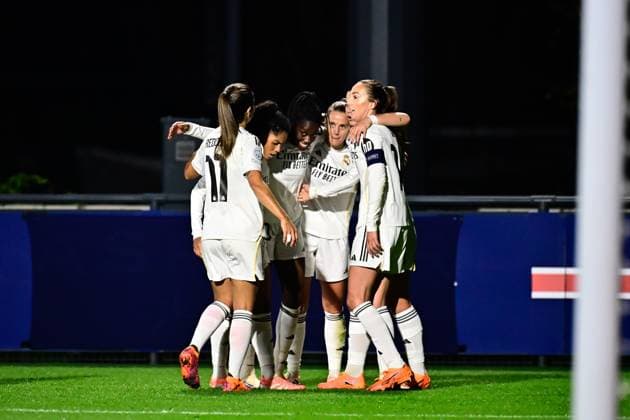 FOOTBALL : PSG vs Real Madrid - Ligue des Champions Feminine - 15 10 2025 Naomie Feller ( 20 - Real Madrid ) celebrates with teammates during the UEFA Women s Champions League match between Paris Saint Germain and Real Madrid CF at Campus de Poissy on october 15, 2025 in Possy, France. ( Photo by Federico Pestellini PsnewZ ) - PossyFrance  Copyright: xFedericoxPestellinix