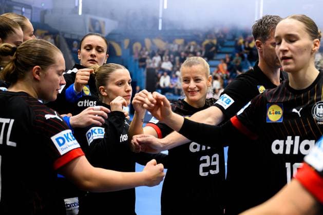 Gummersbach: Handball Frauen EM-Qualifikation, Deutschland - Nordmazedonien Alexia Hauf (Deutschland), Antje Döll Doell (Deutschland) Gummersbach Schwalbe Arena Deutschland