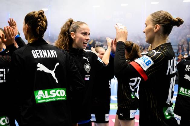 Gummersbach: Handball Frauen EM-Qualifikation, Deutschland - Nordmazedonien Torhueterin Sarah Wachter (Deutschland), Nieke Kühne Kuehne (Deutschland) Gummersbach Schwalbe Arena Deutschland