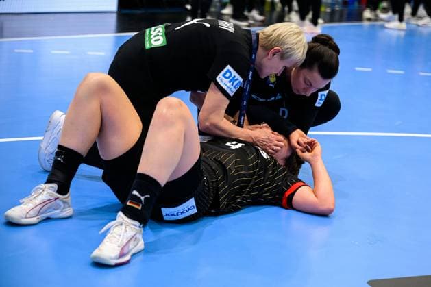 Gummersbach: Handball Frauen EM-Qualifikation, Deutschland - Nordmazedonien Alina Grijseels (Deutschland) Verletzt Verletzung Schmerzen Gummersbach Schwalbe Arena Deutschland