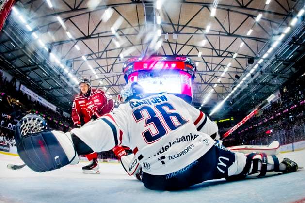 251016 Örebros Patrik Karlkvist sätter den avgörande straffen (4-3) pa Linköpings malvakt Waltteri Ignatjew under ishockeymatchen i SHL mellan Örebro och Linköping den 16 oktober 2025 i Örebro. Copyright: JOHANxBERNSTRÖM BB251016JB057