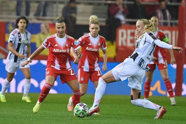 v.li:Arianna CARUSO (FCB), Linda DALLMANN (FCB), Amalie VANSGAARD (Turin), Aktion,Zweikampf. FC Bayern Muenchen -Juventus Turin Fussball Champions League der Frauen am 16.10.2025 FC BAYERN CAMPUS