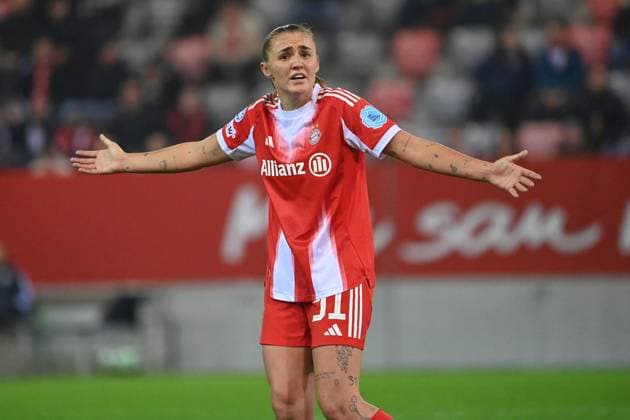 Georgia STANWAY (FCB), ratlos,Gestik, Aktion,Einzelbild,angeschnittenes Einzelmotiv,Halbfigur,halbe Figur. FC Bayern Muenchen -Juventus Turin Fussball Champions League der Frauen am 16.10.2025 FC BAYERN CAMPUS