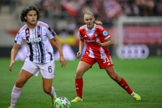DEU, München, FC Bayern München vs Juventus Turin, Women s Champions League, UEFA, Saison 2526, FC Bayern Campus, 2. Spieltag im Bild v.l.n.r: Eva Schatzer (Juventus Turin 6), Georgia Stanway (Bayern München 31) DFB DFL REGULATIONS PROHIBIT ANY USE OF PHOTOGRAPHS AS IMAGE SEQUENCES AND OR QUASI-VIDEO, 16.10.2025, Copyright: HMBxMedia HendrikxHamelau