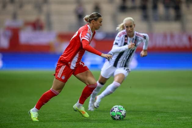 DEU, München, FC Bayern München vs Juventus Turin, Women s Champions League, UEFA, Saison 2526, FC Bayern Campus, 2. Spieltag im Bild v.l.n.r: Klara Bühl (Bayern München 17), Amalie Vangsgaard (Juventus Turin 14) DFB DFL REGULATIONS PROHIBIT ANY USE OF PHOTOGRAPHS AS IMAGE SEQUENCES AND OR QUASI-VIDEO, 16.10.2025, Copyright: HMBxMedia HendrikxHamelau