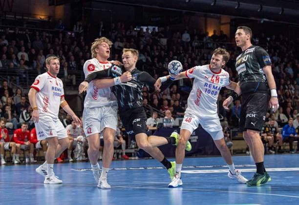 Handball, Herren, Saison 2025 2026, Champions League (Gruppe A, 5. Spieltag), Füchse Berlin - Kolstad Handball, v.l. Vetle Eck Aga (Kolstad), Martin Hernes Hovde (Kolstad), Mathias Gidsel (Füchse Berlin), Sigvaldi Björn Gudjonsson (Kolstad), Mijajlo Marsenic (Füchse Berlin), 16.10.2025, Copyright: xSebastianxRäppold MatthiasxKochx