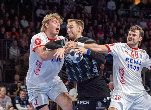 Handball, Herren, Saison 2025 2026, Champions League (Gruppe A, 5. Spieltag), Füchse Berlin - Kolstad Handball, v.l. Martin Hernes Hovde (Kolstad), Mathias Gidsel (Füchse Berlin), Sigvaldi Björn Gudjonsson (Kolstad), 16.10.2025, Copyright: xSebastianxRäppold MatthiasxKochx