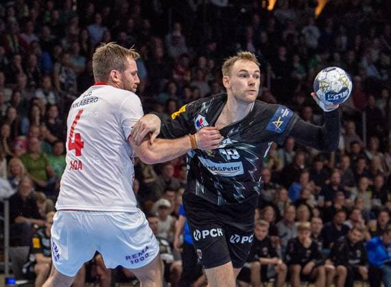 Handball, Herren, Saison 2025 2026, Champions League (Gruppe A, 5. Spieltag), Füchse Berlin - Kolstad Handball, v.l. Vetle Eck Aga (Kolstad), Mathias Gidsel (Füchse Berlin), 16.10.2025, Copyright: xSebastianxRäppold MatthiasxKochx