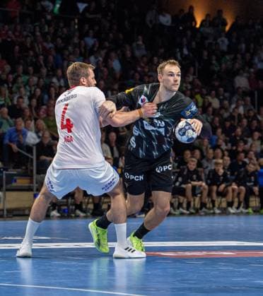 Handball, Herren, Saison 2025 2026, Champions League (Gruppe A, 5. Spieltag), Füchse Berlin - Kolstad Handball, v.l. Vetle Eck Aga (Kolstad), Mathias Gidsel (Füchse Berlin), 16.10.2025, Copyright: xSebastianxRäppold MatthiasxKochx