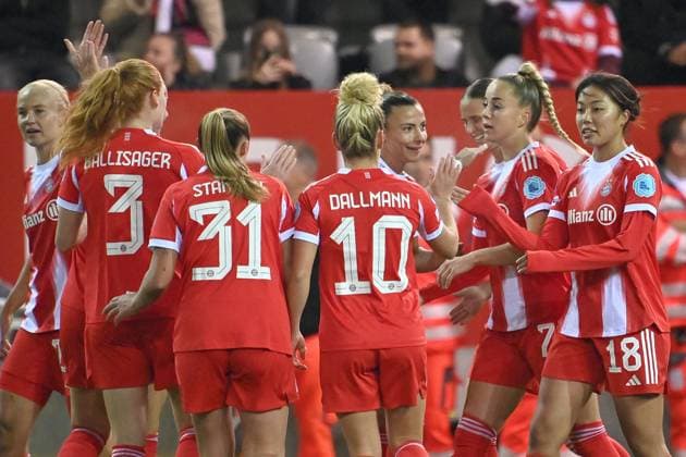 kollektiver Torjubel um Pernile HARDER (FCB) nach Tor zum 1-0, Jubel,Freude,Begeisterung,Aktion, Giulia GWINN (FCB),Linda DALLMANN (FCB), Klara BUEHL (FCB), Momoko TANIKAWA (FCB),Arianna CARUSO (FCB). FC Bayern Muenchen -Juventus Turin Fussball Champions League der Frauen am 16.10.2025 FC BAYERN CAMPUS