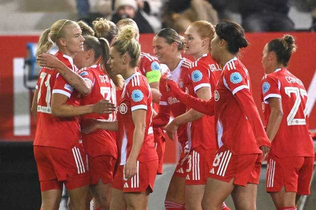 kollektiver Torjubel um Pernile HARDER (li,FCB) nach Tor zum 1-0, Jubel,Freude,Begeisterung,Aktion, FC Bayern Muenchen -Juventus Turin Fussball Champions League der Frauen am 16.10.2025 FC BAYERN CAMPUS