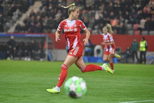 Giulia GWINN (FCB), Aktion,Einzelaktion,Einzelbild, Freisteller,Ganzkoerperaufnahme,ganze Figur. FC Bayern Muenchen -Juventus Turin Fussball Champions League der Frauen am 16.10.2025 FC BAYERN CAMPUS