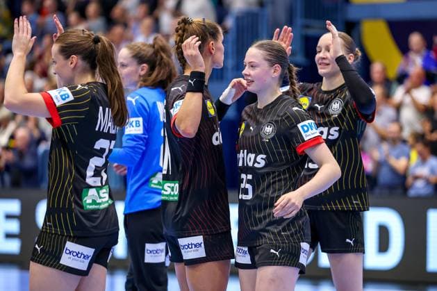 16.10.2025, Handball, EHF Frauen Länderpiel, EM Qualifikation 2026, Deutschland - Nordmazedonien, Schwalbe-Arena in Gummersbach: Abschlussjubel nach dem Sieg - Xenia SMITS (GER 11) neben Luisa SCHERER (GER 25) Nordrhein-Westfalen Deutschland