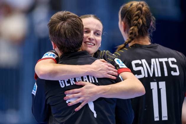 16.10.2025, Handball, EHF Frauen Länderpiel, EM Qualifikation 2026, Deutschland - Nordmazedonien, Schwalbe-Arena in Gummersbach: Alina GRIJSEELS (GER 04) umarmt Julia MAIDHOF (GER 27) Nordrhein-Westfalen Deutschland