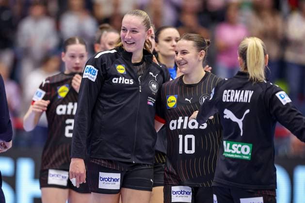 16.10.2025, Handball, EHF Frauen Länderpiel, EM Qualifikation 2026, Deutschland - Nordmazedonien, Schwalbe-Arena in Gummersbach: Viola Charlotte LEUCHTER (GER 77) neben Mareike THOMAIER (GER 10) Nordrhein-Westfalen Deutschland