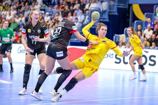 16.10.2025, Handball, EHF Frauen Länderpiel, EM Qualifikation 2026, Deutschland - Nordmazedonien, Schwalbe-Arena in Gummersbach: Emily VOGEL (GER 20) im Zweikampf gegen Ivana GAKIDOVA (MKD 07) Nordrhein-Westfalen Deutschland