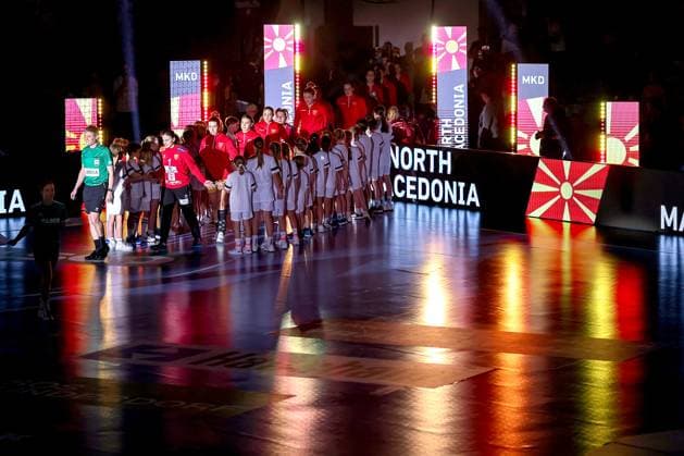 16.10.2025, Handball, EHF Frauen Länderpiel, EM Qualifikation 2026, Deutschland - Nordmazedonien, Schwalbe-Arena in Gummersbach: Einlaufshow der Frauen Nationalmannschaft von Nordmazedonien Nordrhein-Westfalen Deutschland