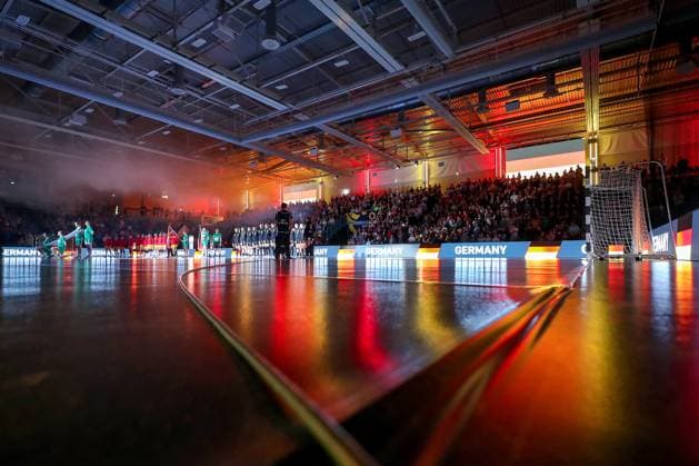 16.10.2025, Handball, EHF Frauen Länderpiel, EM Qualifikation 2026, Deutschland - Nordmazedonien, Schwalbe-Arena in Gummersbach: Einlaufshow der Frauen Nationalmannschaft von Deutschland Nordrhein-Westfalen Deutschland