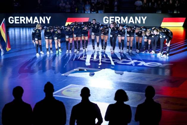16.10.2025, Handball, EHF Frauen Länderpiel, EM Qualifikation 2026, Deutschland - Nordmazedonien, Schwalbe-Arena in Gummersbach: Einlaufshow der Frauen Nationalmannschaft von Deutschland Die Mannschaft steht im team Arm in Arm bei der Nationalhymne zusammen auf dem Spielfeld Nordrhein-Westfalen Deutschland