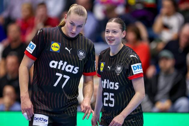16.10.2025, Handball, EHF Frauen Länderpiel, EM Qualifikation 2026, Deutschland - Nordmazedonien, Schwalbe-Arena in Gummersbach: Viola Charlotte LEUCHTER (GER 77) Luisa SCHERER (GER 25) Nordrhein-Westfalen Deutschland