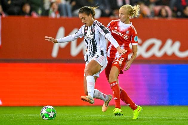 v.li.: Estela CARBONELL (Juventus, 3) Pernille HARDER (FC Bayern München, FCB, 21) im Zweikampf, Duell, duel, tackle, Dynamik, Action, Aktion, 16.10.2025, München (Deutschland), Fussball, UEFA Womens Champions League, Ligaphase 2. Spieltag, FC Bayern München - Juventus Turin, THE EVENT REGULATIONS PROHIBIT ANY USE OF PHOTOGRAPHS AS IMAGE SEQUENCES AND OR QUASI-VIDEOS.
