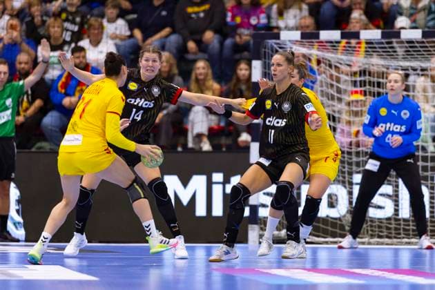 GUMMERSBACH, GERMANY - OCTOBER 16: MARIE STEFFEN ( 14 GER) und XENIA SMITS ( 11 GER) during the match between Germany vs. North Macedonia - Handball A-Women European Championship, EM, Europameisterschaft qualification at Schwalbe-Arena on October 16, 2025 in Gummersbach, Germany. Nordrhein-Westfalen Germany Copyright: xBEAUTIFULxSPORTS KennyxBeelex