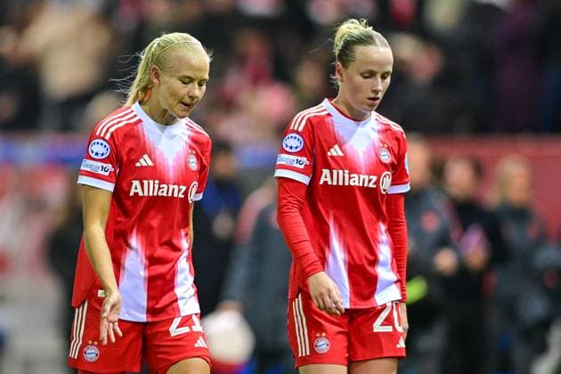 v.li.: Pernille HARDER (FC Bayern München, FCB, 21) und Franziska KETT (FC Bayern München, FCB, 20) enttäuscht schauend, Enttäuschung, Frustration, disappointed, pessimistisch, 16.10.2025, München (Deutschland), Fussball, UEFA Womens Champions League, Ligaphase 2. Spieltag, FC Bayern München - Juventus Turin, THE EVENT REGULATIONS PROHIBIT ANY USE OF PHOTOGRAPHS AS IMAGE SEQUENCES AND OR QUASI-VIDEOS.