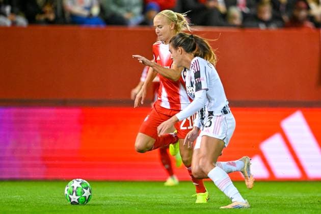v.li.: Pernille HARDER (FC Bayern München, FCB, 21) Estela CARBONELL (Juventus, 3) im Zweikampf, Duell, duel, tackle, Dynamik, Action, Aktion, 16.10.2025, München (Deutschland), Fussball, UEFA Womens Champions League, Ligaphase 2. Spieltag, FC Bayern München - Juventus Turin, THE EVENT REGULATIONS PROHIBIT ANY USE OF PHOTOGRAPHS AS IMAGE SEQUENCES AND OR QUASI-VIDEOS.