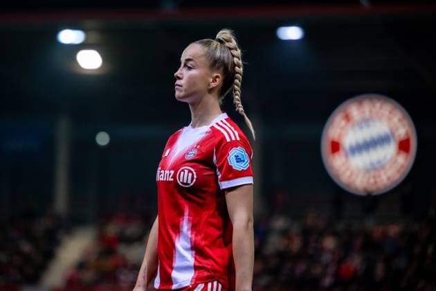 Giulia Gwinn (FC Bayern Muenchen, 07), dahinter FCB Wappen Logo, GER, FC Bayern Muenchen vs Juventus Turin, Fussball Uefa Womens Champions League, Ligaphase, 2. Spieltag, Saison 2025 2026, 16.10.2025 GER, FC Bayern Muenchen vs Juventus Turin, Fussball Uefa Womens Champions League, Ligaphase, 2. Spieltag, Saison 2025 2026, 16.10.2025 Muenchen Copyright: xEibner-Pressefoto Memmlerx EP_MMR