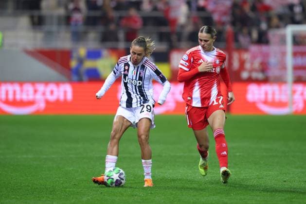 Pinto Tatiana (29, Juventus Turin) und Klara Bühl (17, FC Bayern München) beim Spiel zwischen FC Bayern München v Juventus Turin, Fußball, UEFA Women s Champions League 2025 2026, 2.Spieltag am 16.10.2025 in München, FC Bayern Campus. DFL and DFB regulations prohibit any use of photographs as image sequences and or quasi-video. Bayern Deutschland