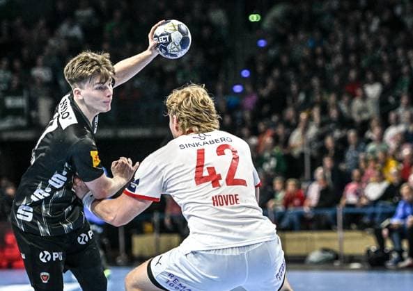 16.09.2025, xlakx, Handball, EHF Champions League, Fuechse Berlin - Kolstad Handball v.l. Nils Lichtlein (Fuechse Berlin), Martin Hernes Hovde (Kolstad Handball) Zweikampf, Duell, Kampf, tackle Berlin