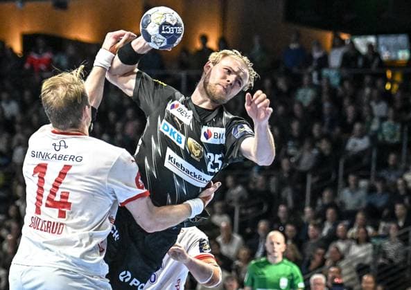 16.09.2025, xlakx, Handball, EHF Champions League, Fuechse Berlin - Kolstad Handball v.l. Magnus Gullerud (Kolstad Handball), Matthes Langhoff (Fuechse Berlin) Zweikampf, Duell, Kampf, tackle Berlin *** 16 09 2025, xlakx, Handball, EHF Champions League, Fuechse Berlin Kolstad Handball v l Magnus Gullerud Kolstad Handball , Matthes Langhoff Fuechse Berlin duel, duel, fight, tackle Berlin Daniel Lakomski
