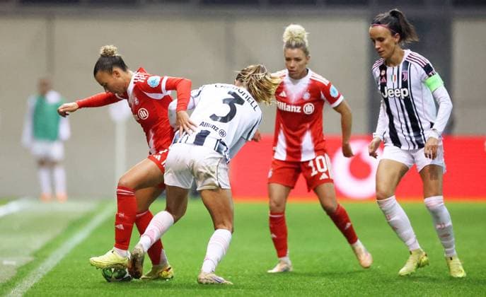 Caruso - Carbonell , FC Bayern München-Juventus Turin, Champions League der Frauen , Fußball , in den FC Bayern Campus, in München , Bayern, Deutschland. Oktober 16, 2025 . Photo by: Davide Elias IPA Photo Pressefoto DENL Copyright: xDavidexEliasx