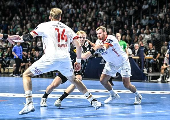 16.09.2025, xlakx, Handball, EHF Champions League, Fuechse Berlin - Kolstad Handball v.l. Magnus Gullerud (Kolstad Handball), Matthes Langhoff (Fuechse Berlin), Vetle Eck Aga (Kolstad Handball) Zweikampf, Duell, Kampf, tackle Berlin