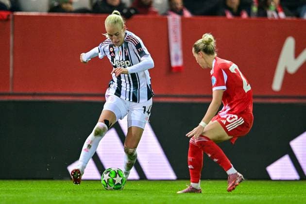 v.li.: Amalie VANSGAARD (Juventus, 14) Franziska KETT (FC Bayern München, FCB, 20) im Zweikampf, Duell, duel, tackle, Dynamik, Action, Aktion, 16.10.2025, München (Deutschland), Fussball, UEFA Womens Champions League, Ligaphase 2. Spieltag, FC Bayern München - Juventus Turin, THE EVENT REGULATIONS PROHIBIT ANY USE OF PHOTOGRAPHS AS IMAGE SEQUENCES AND OR QUASI-VIDEOS.