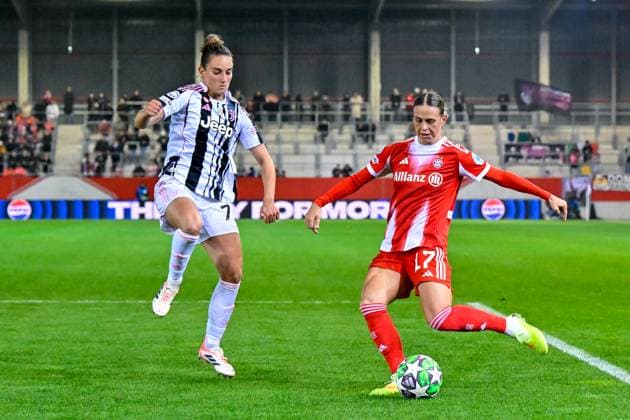 v.li.: Martina LENZINI (Juventus, 71) Klara BÜHL (Buehl, FC Bayern München, FCB, 17) im Zweikampf, Duell, duel, tackle, Dynamik, Action, Aktion, 16.10.2025, München (Deutschland), Fussball, UEFA Womens Champions League, Ligaphase 2. Spieltag, FC Bayern München - Juventus Turin, THE EVENT REGULATIONS PROHIBIT ANY USE OF PHOTOGRAPHS AS IMAGE SEQUENCES AND OR QUASI-VIDEOS.