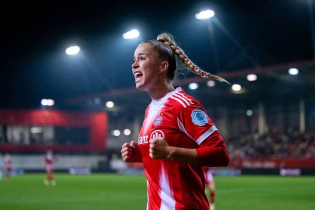Giulia Gwinn (FC Bayern Muenchen, 07) aergert sich ueber eine vergebene Torchance und motiviert ihr Team, GER, FC Bayern Muenchen vs Juventus Turin, Fussball Uefa Womens Champions League, Ligaphase, 2. Spieltag, Saison 2025 2026, 16.10.2025 GER, FC Bayern Muenchen vs Juventus Turin, Fussball Uefa Womens Champions League, Ligaphase, 2. Spieltag, Saison 2025 2026, 16.10.2025 Muenchen Copyright: xEibner-Pressefoto Memmlerx EP_MMR