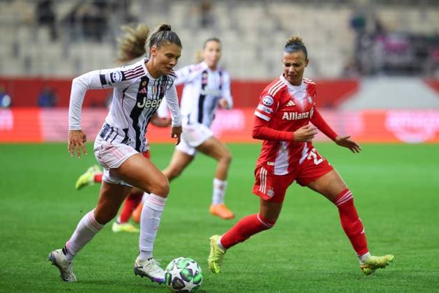 Cambiaghi Michela (36, Juventus Turin) und Arianna Caruso (27, FC Bayern München) beim Spiel zwischen FC Bayern München v Juventus Turin, Fußball, UEFA Women s Champions League 2025 2026, 2.Spieltag am 16.10.2025 in München, FC Bayern Campus. DFL and DFB regulations prohibit any use of photographs as image sequences and or quasi-video. Bayern Deutschland
