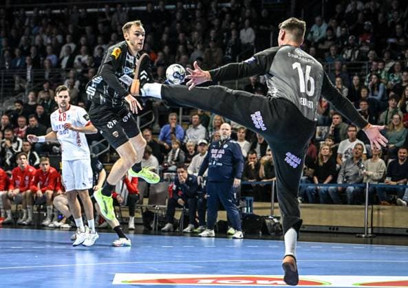 16.09.2025, xlakx, Handball, EHF Champions League, Fuechse Berlin - Kolstad Handball v.l. Mathias Gidsel (Fuechse Berlin), Nicolai Neupart (Kolstad Handball) wirft Tor, Torschuetze, erzielt Tor, Treffer, scores the goal Berlin