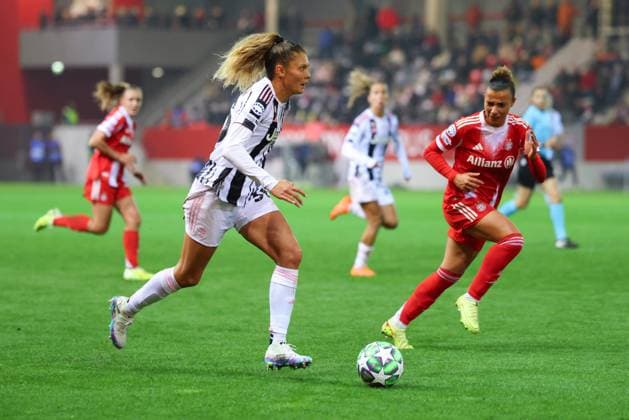 Cambiaghi Michela (36, Juventus Turin) und Arianna Caruso (27, FC Bayern München) beim Spiel zwischen FC Bayern München v Juventus Turin, Fußball, UEFA Women s Champions League 2025 2026, 2.Spieltag am 16.10.2025 in München, FC Bayern Campus. DFL and DFB regulations prohibit any use of photographs as image sequences and or quasi-video. Bayern Deutschland