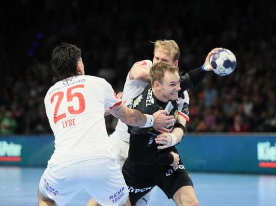 GER EHF CL Men Saison 2025 2026 FÜCHSE Berlin vs. NOR Kolstad Handball, 16.10.25, MAX-SCHMELING-HALLE, Berlin Simen Ulstad LYSE (NOR Kolstad Handball 25), Mathias GIDSEL (Füchse Berlin 19)