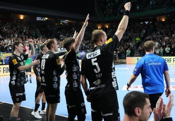 GER EHF CL Men Saison 2025 2026 FÜCHSE Berlin vs. NOR Kolstad Handball, 16.10.25, MAX-SCHMELING-HALLE, Berlin Jubel auf der Bank der FÜCHSE Berlin, Emotion